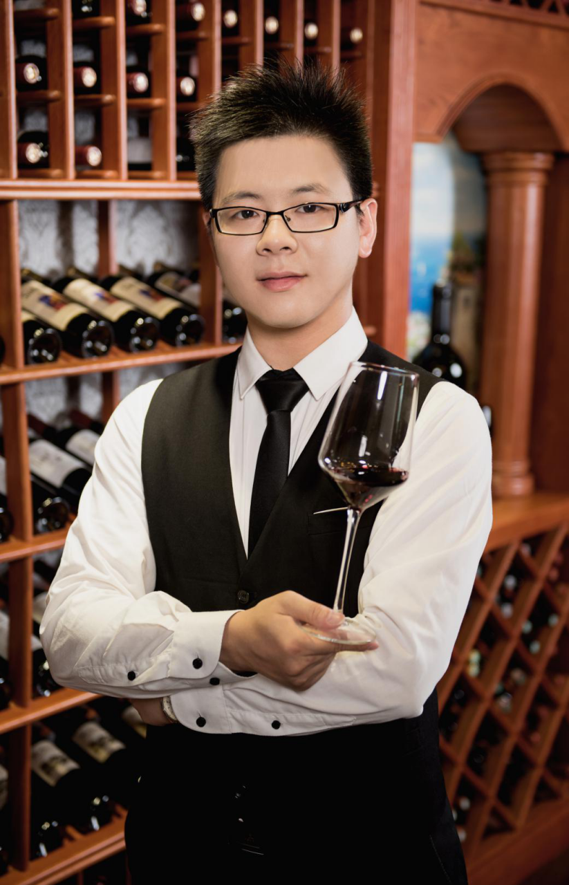 藍菲酒業首席品酒師、培訓師劉俊雄
